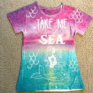 Like new beach themed colorful tee